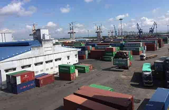 Hàng hóa xuất nhập khẩu qua cửa khẩu cảng Đình Vũ (Hải Phòng).