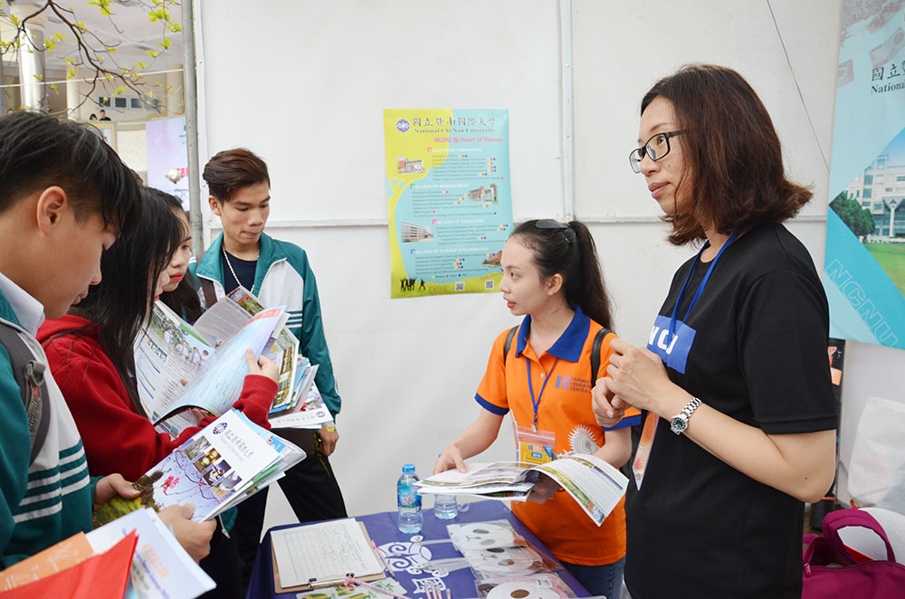 Học sinh Trường THPT Hòn Gai được đại diện trường đại học tại Đài Loan tư vấn, giới thiệu các thông tin về đơn vị