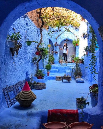   Chefchaouen, Morocco: Được ví như “viên ngọc trai xanh”, Chefchaouen mê hoặc du khách bởi sắc xanh da trời gắn với niềm tin về quyền năng bí ẩn của các đấng thần linh.