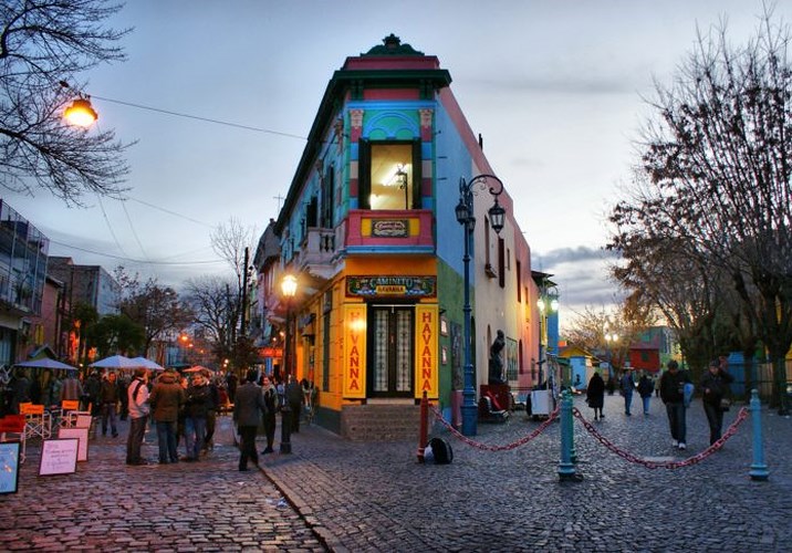   La Boca, Buenos Aires, Argentina: Những ngôi nhà đầy màu sắc ở La Boca phản ánh lịch sử từ thế kỷ 19, khi những người nhập cư Châu Âu lần đầu đặt chân lên vùng đất này. Khi ấy, họ đã dùng những mảnh kim loại và sơn thừa từ các công trình xây dựng để trang trí cho ngôi nhà của mình.