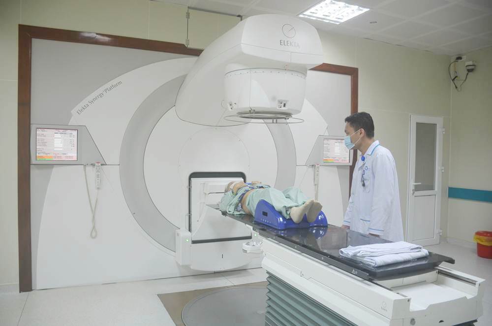 Người bệnh ung thư đang được xạ trị tại Trung tâm Xạ trị, Bệnh viện Bãi Cháy.