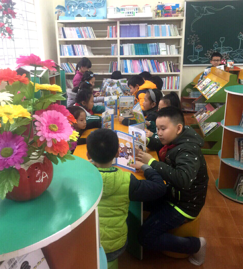 Học sinh tham gia đọc sách tại thư viện Trường Tiểu học thị trấn Cái Rồng.