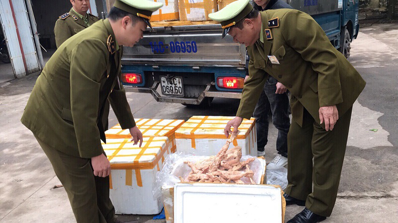 Đội Quản lý thị trường số 4 thu giữ gần 2 tấn lòng lợn không chứng minh được nguồn gốc, xuất xứ do do Trần Văn Tiến, trú tại khu 7, phường Hải Yên, TP Móng Cái vận chuyển vào tháng 1/2018. Ảnh: Vi Thu (TTTT-VH Móng Cái).