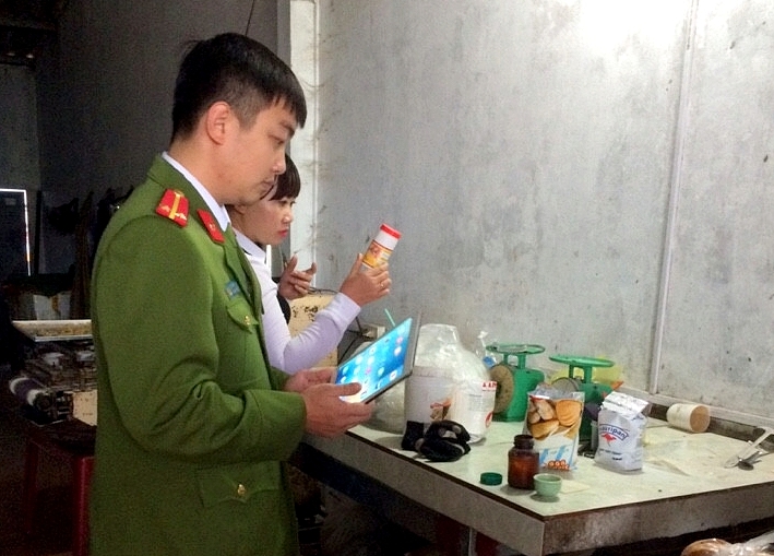 Các lực lượng chức năng là thành viên Ban Chỉ đạo liên ngành về ATTP huyện Hoành Bồ kiểm tra các cơ sở sản xuất, chế biến thực phẩm trên đại bàn huyện