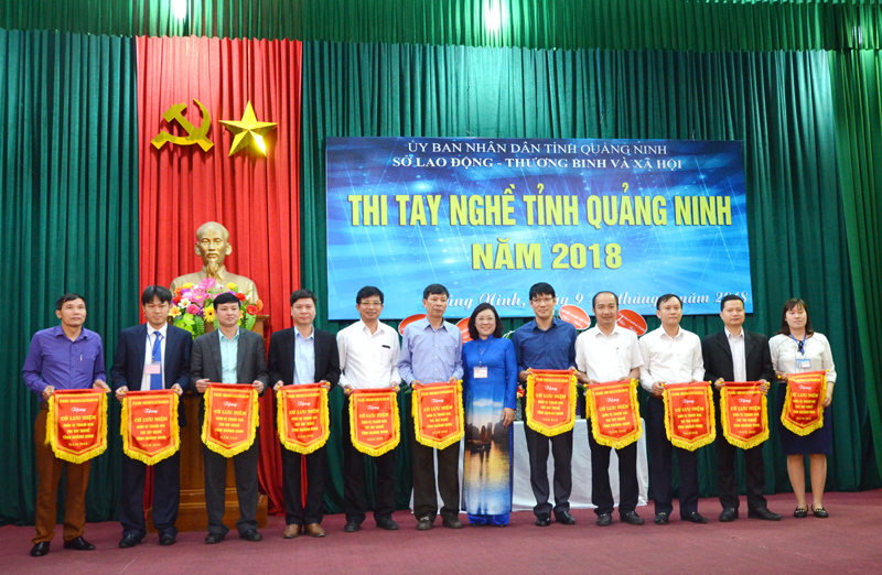 Ban tổ chức tặng cờ lưu niệm cho các đơn vị tham gia thi tay nghề tỉnh Quảng Ninh 2018