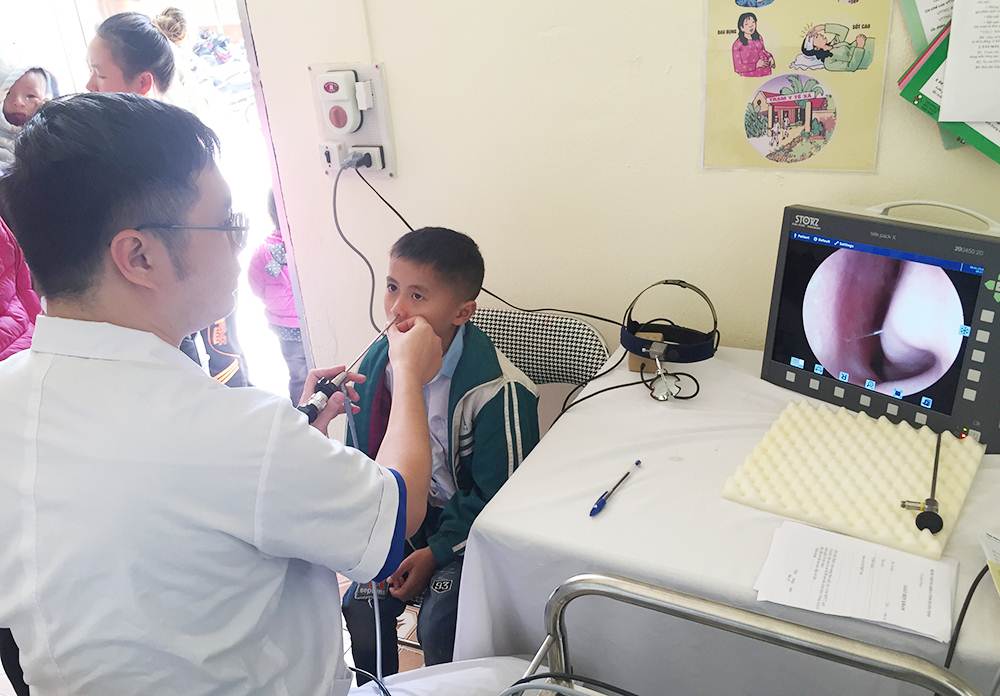 Bác sĩ Bệnh viện Đa khoa tỉnh khám cho trẻ em xã Bắc Sơn, TP Móng Cái