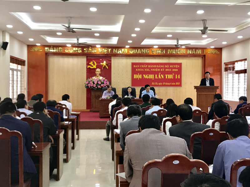 Đồng chí Nguyễn Văn Hưởng phát biểu tại Hội nghị lần thứ 14, BCH Đảng bộ huyện Hải Hà