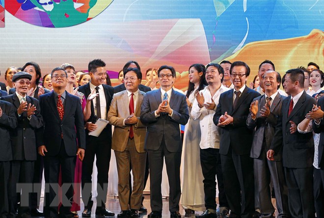 Phó Thủ tướng Vũ Đức Đam giao lưu với các thế hệ cán bô, nghệ sỹ, diễn viên của Nhà hát Tuổi trẻ Việt Nam. (Ảnh: Văn Điệp/TTXVN)