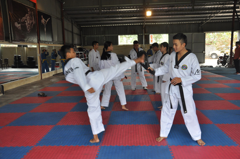 Việc thi đấu và luyện tập ở cường độ cao luôn đòi hỏi các VĐV phải có thể lực tốt nhất. Ảnh: Các VĐV của đội tuyển Teakwondo tỉnh luyện tập