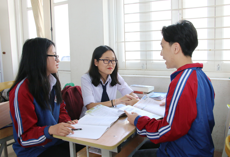 Nguyễn Minh Hằng (ở giữa) trao đổi phương pháp học tiếng Anh hiệu quả với các bạn cùng lớp.