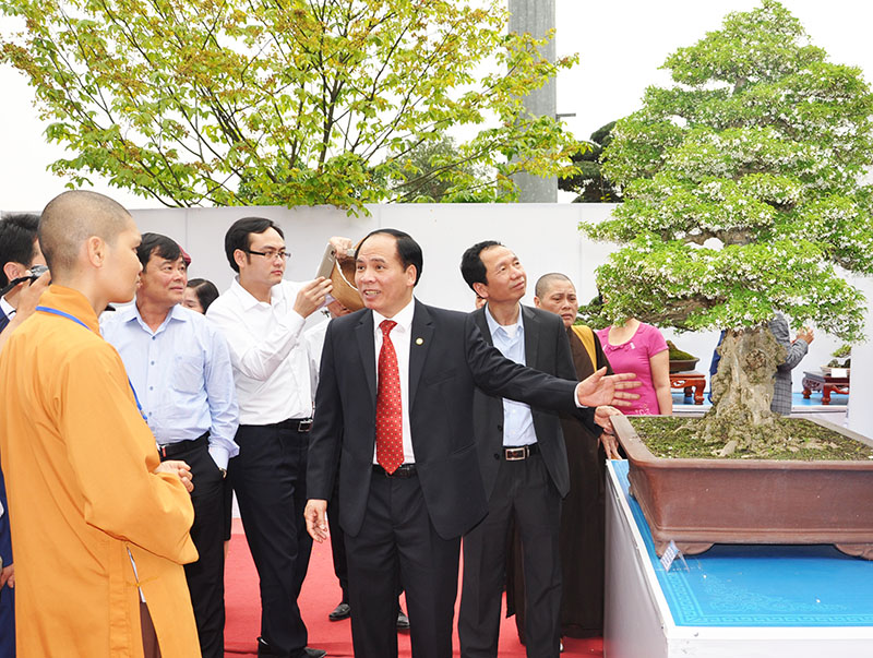 Đại biểu tham quan các tác phẩm cây cảnh nghệ thuật tại Triển lãm cây cảnh nghệ thuật Yên Tử lần thứ II 