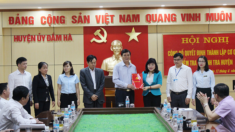 Đồng chí Nguyễn Thị Thu Hà- Tỉnh ủy viên, Bí thư Huyện ủy trao quyết định hợp nhất cơ quan Kiểm tra- Thanh tra huyện