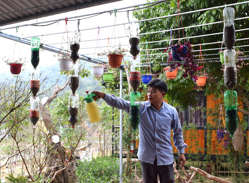 Homestay Garden ở thôn Nam Đồng, xã Đồng Tiến tận dụng chai nhựa đã qua sử dụng để trồng hoa thân thiện môi trường