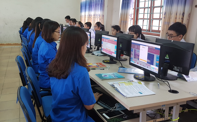Giáo viên và học sinh Trường THCS Mạo Khê II (TX Đông Triều) cùng tham gia thi trắc nghiệm Cuộc thi tuổi trẻ học và làm theo Bác trên internet tại  phòng học thông minh của nhà trường.