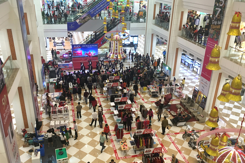 Trung tâm thương mại Vincom Centre Hạ Long thu hút đông đảo người dân đến tham quan, mua sắm