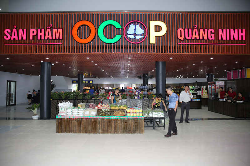 Khu trưng bày giới thiệu và tiêu thụ các sản phẩm Ocop Quảng Ninh tại điểm dừng nghỉ Quảng Ninh Gate thu hút người dân và du khách.