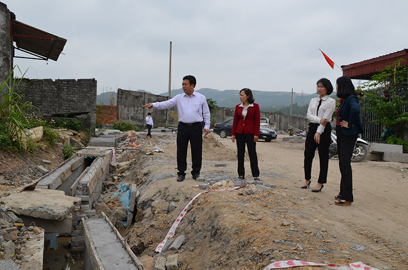 Đồng chí Nguyễn Đức Thành, Phó Chủ tịch HĐND tỉnh kiểm tra công trình sử