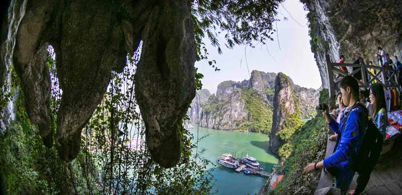 Đến Động Thiên Cung, du khách có thể ngắm cảnh vịnh từ trên cao.