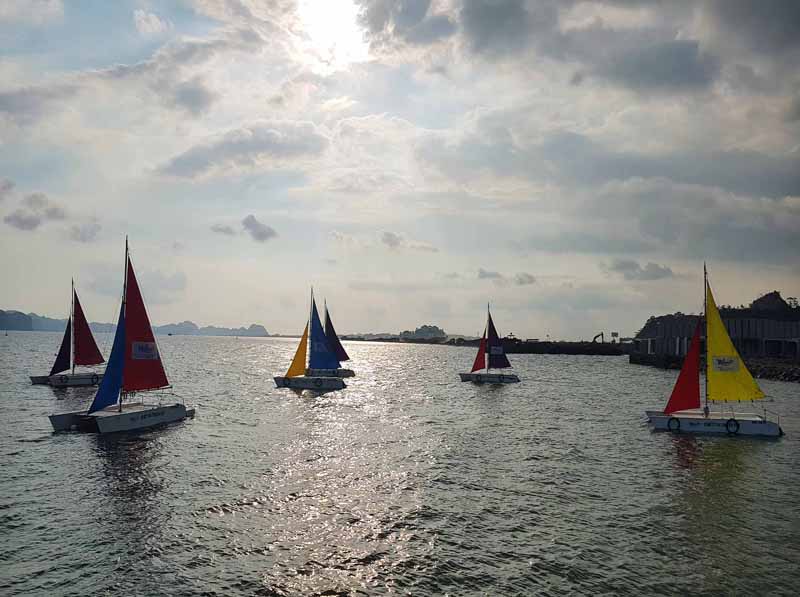 Nhiều nhà đầu tư đã tìm đến Vịnh Hạ Long để phát triển các sản phẩm du lịch cao cấp, mạo hiểm, mới lạ và hấp dẫn như: đua thuyền buồm .