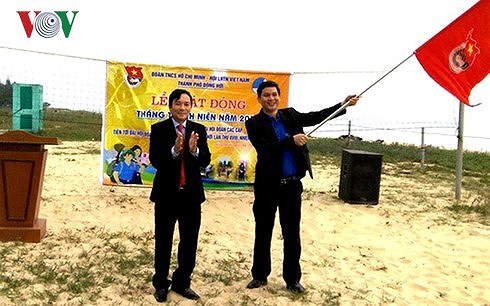 Ông Hà Quốc Phong (trái) vừa được điều chuyển từ Phó Bí thư Thành ủy Đồng Hới về giữ chức vụ Phó Giám đốc sở Văn Hóa-Thể thao tỉnh Quảng Bình.