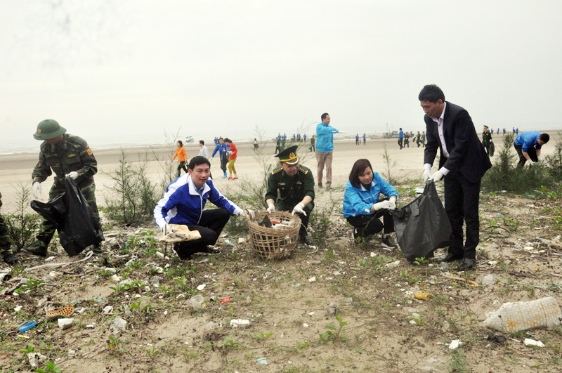 Cán bộ, chiến sĩ các đồn Biên phòng và ĐVTN dọn vệ sinh, làm sạch bãi biển Trà Cổ.