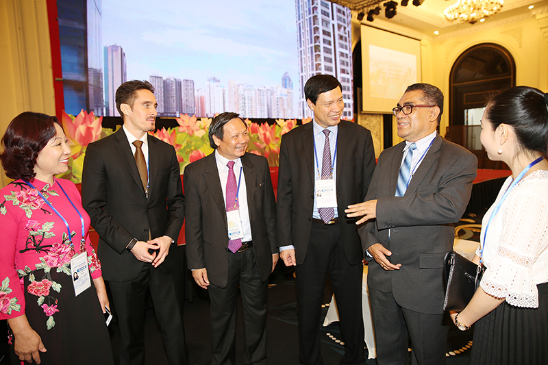 Đại biểu và lãnh đạo tỉnh Quảng Ninh trao đổi về một số kinh nghiệm để phát triển du lịch bền vững bên lề hội nghị Đối thoại chính sách cao cấp về du lịch bền vững APEC. (Ảnh: Đỗ Phương).