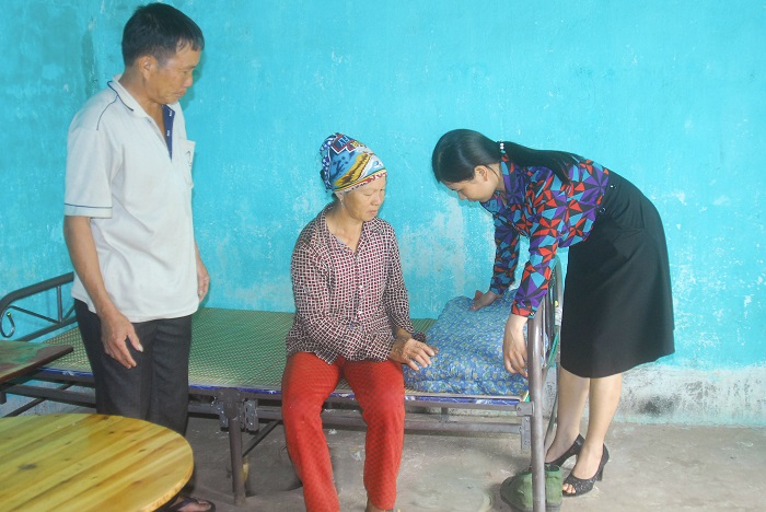 Chị Lô Thị Dung, Chủ tịch Hội Phụ nữ xã Đồng Tâm (bên phải) vận động, giúp người dân thôn Phiêng Chiểng dọn dẹp nhà cửa sạch sẽ.