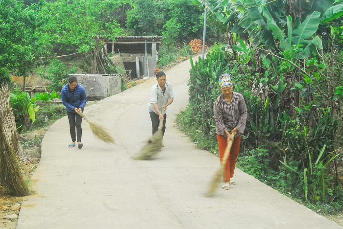 Người dân thôn Phiêng Chiểng tích cực quét dọn đường ngõ xóm.