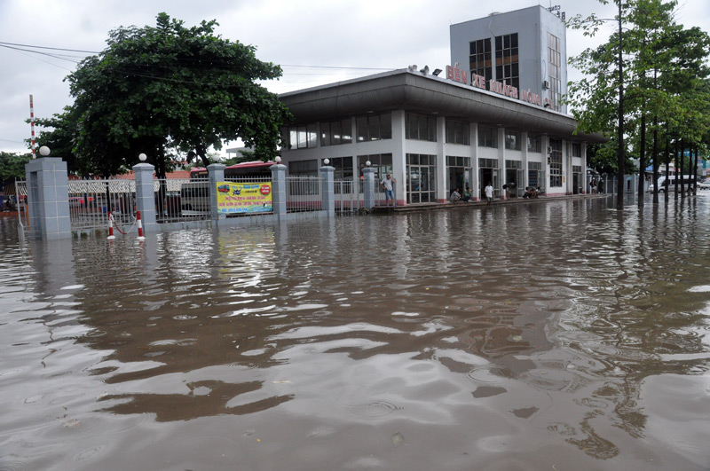 Cứ mưa lớn là nhiều khu phố trung tâm TP ngập lụt. 