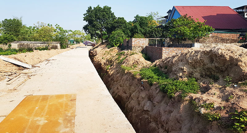 hiện nay việc bê tông hóa mương đất dài gần 1 cây số qua thôn 10B xã Hải Xuân được nhà thầu Công ty CP xây dựng đầu tư kiến trúc đô thị hoàn thành 200/912m.