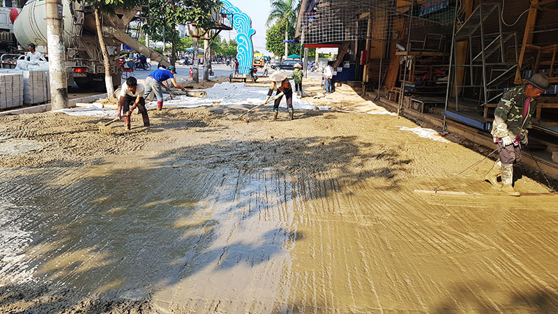 Sau khi nạo vét hệ thống thoát nước trên địa bàn phường Trần Phú, nhà thầu gói thầu MC1 khẩn trương hoàn trả vỉa hè