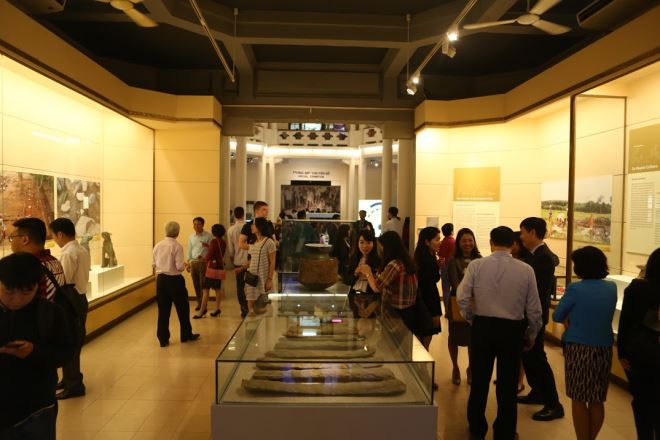   Đông đảo người dân và du khách đã đến thăm quan triển lãm