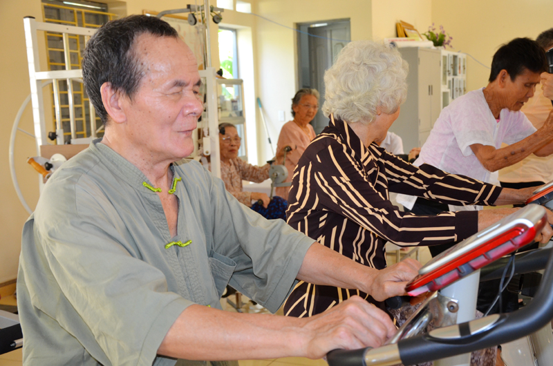 Người già tàn tật, không nơi nương tựa được chăm sóc tại Trung tâm Bảo trợ xã hội tỉnh (TP Uông Bí)