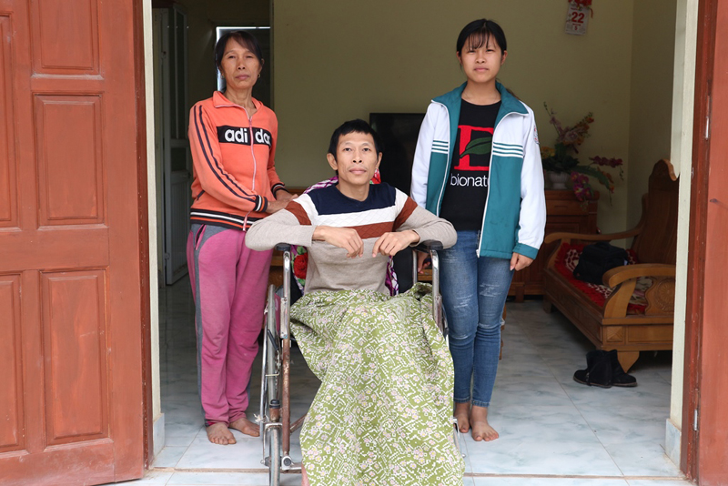Anh Bùi Văn Dương cùng mẹ và con gái trong căn nhà mới hoàn thành