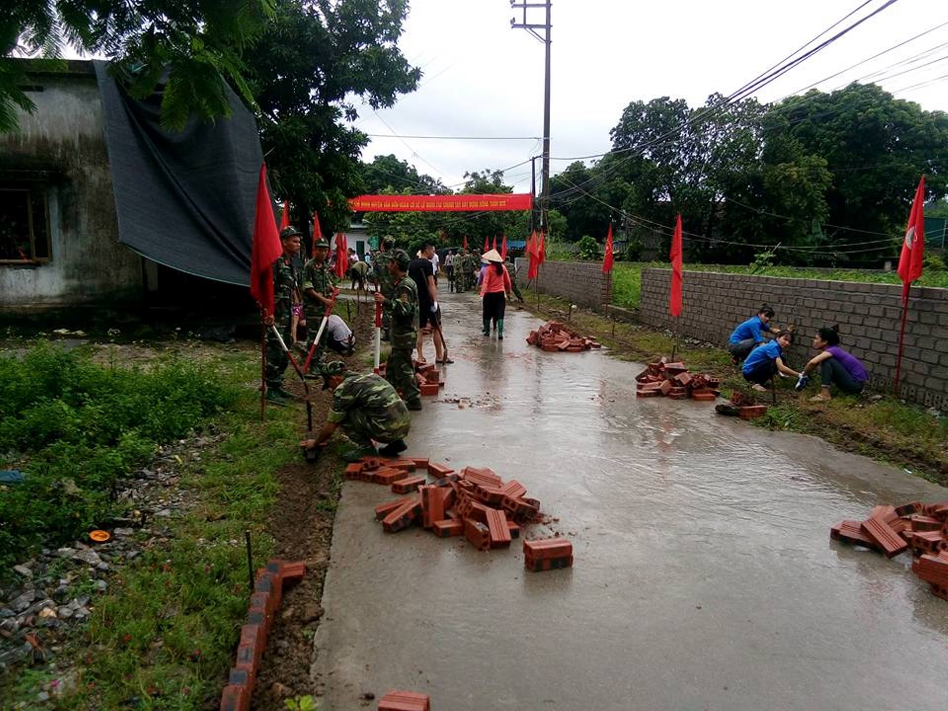 Đoàn viên thanh niên xã Hạ Long, huyện Vân Đồn phố hợp với Lữ đoàn 242 tham gia xây dựng tuyến đường NTM kiểu mẫu tại thôn 2
