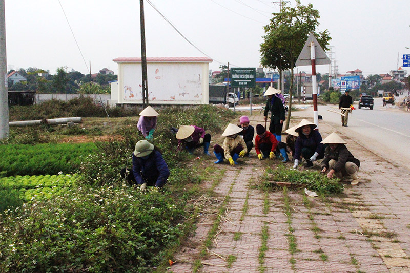 Người dân trên địa bàn TX Quảng Yên tích cực tham gia dọn vệ sinh môi trường trên địa bàn
