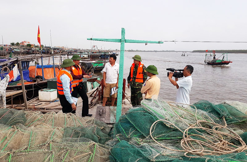 Lực lượng chức năng TX Quảng Yên tổ chức kiểm tra phương tiện khai thác thủy sản trên địa bàn.