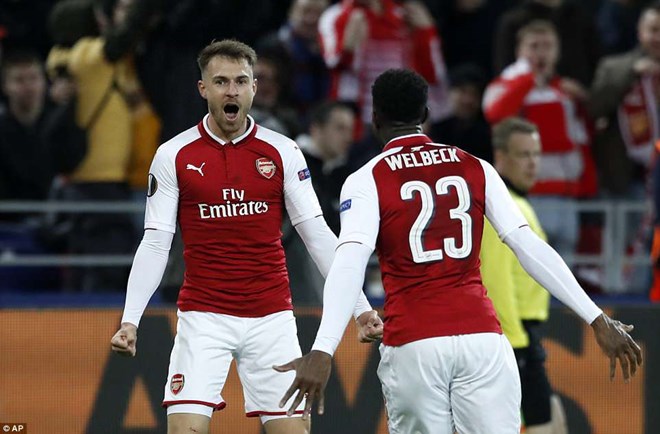 Ramsey và Welbeck cùng lập công đưa Arsenal vào bán kết. (Nguồn: AP)