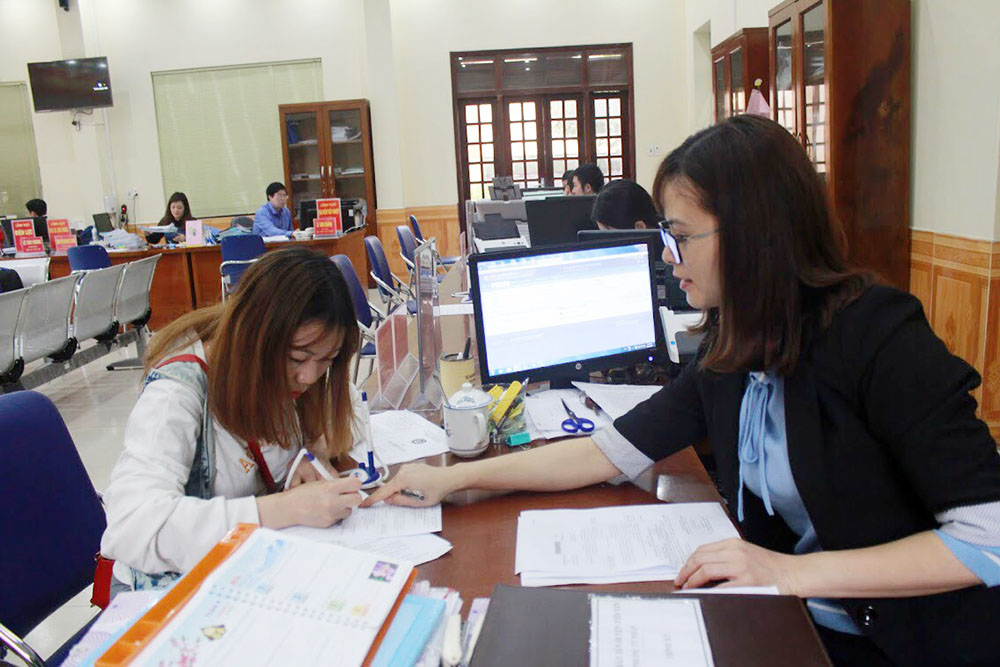 Cán bộ Trung tâm Hành chính công huyện Tiên Yên giải quyết thủ tục hành chính cho người dân