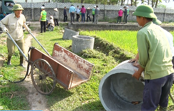 Nông dân khu Trạp Khê (phường Trưng Vương, TP Uông Bí) xây dựng các bể đựng vỏ, bao bì thuocs BVTV trên đồng ruộng