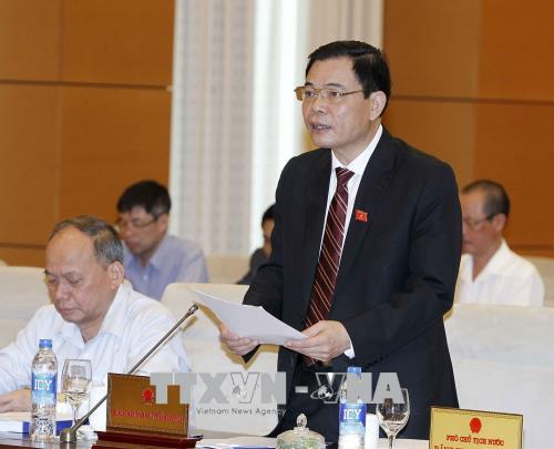 Bộ trưởng Bộ Nông nghiệp và Phát triển nông thôn Nguyễn Xuân Cường trình bày tờ trình. Ảnh: Văn Điệp/TTXVN