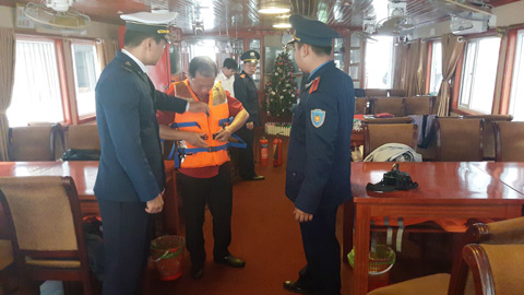 TTGT thủy kiểm tra công tác đảm bảo trật tự ATGT trên tàu chở khách đi tham quan Vịnh Hạ Long