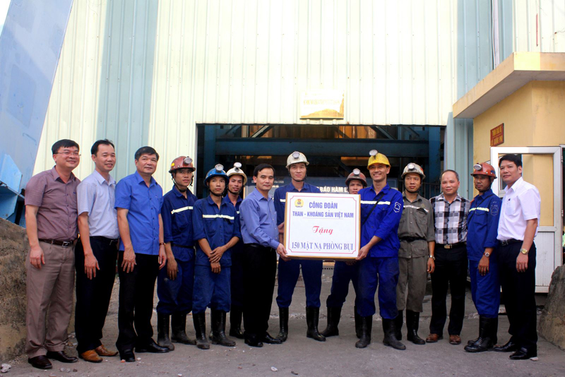 Công đoàn TKV trao tặng mặt nạ chống bụi cho CNLĐ Công ty Than Hà Lầm