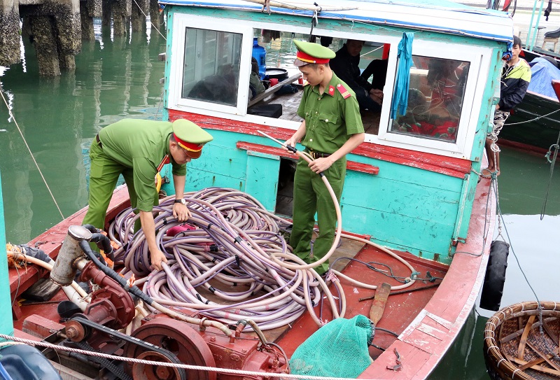 Phương tiện khai thác hải sản trái phép do Công an Cô Tô bắt giữ (Ảnh: Trí Dũng-Công an Cô Tô).