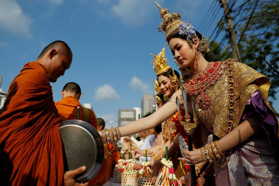 Songkran, lễ hội năm mới truyền thống của người Thái Lan, chính thức bắt đầu vào ngày 13/4. Đây là lễ Songkran đầu tiên của người Thái sau khi một năm để tang quốc vương quá cố kết thúc hồi tháng 10/2017. Ảnh: Reuters.