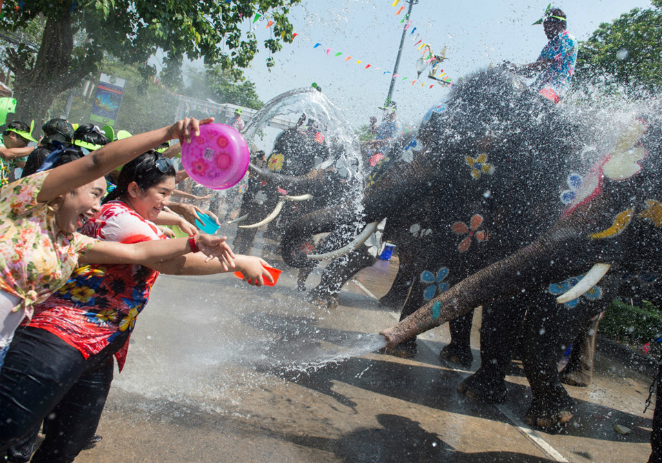 Tháng 4 là thời điểm nóng nhất trong năm tại Thái Lan, người ta té nước vào nhau như một nghi lễ mừng năm mới. Theo truyền thống, người trẻ sẽ đổ nước lên lòng bàn tay người cao tuổi hơn để bày tỏ sự kính trọng. Ảnh: Reuters.