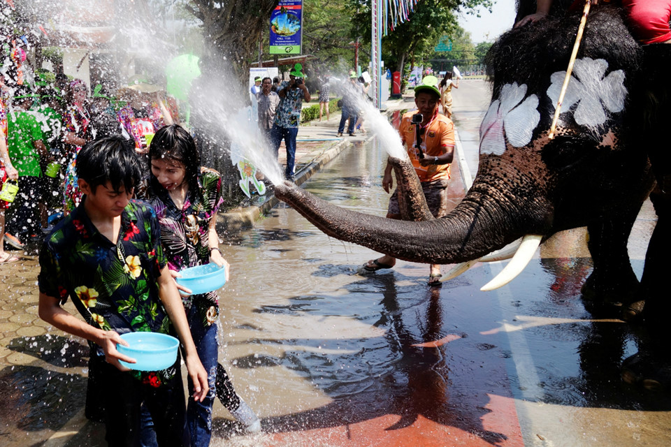 Người Campuchia, Lào và Myanmar cũng ăn lễ mừng năm mới cùng thời điểm với lễ hội Songkran ở Thái Lan. Ảnh: Reuters.