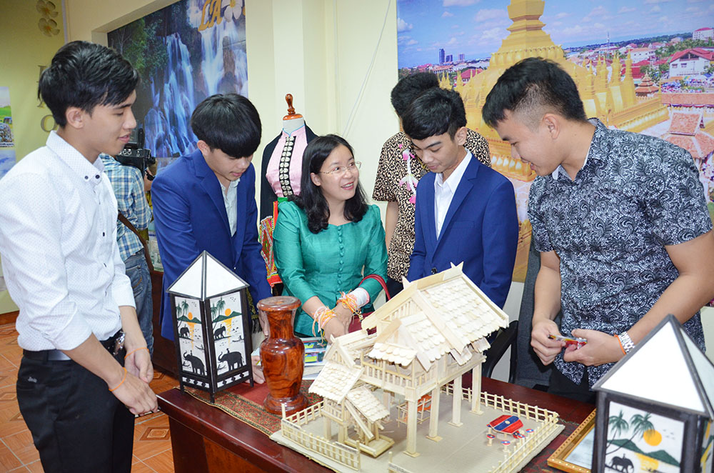 Lưu học sinh Lào và sinh viên trong Trường tham quan Trung tâm văn hóa Lào