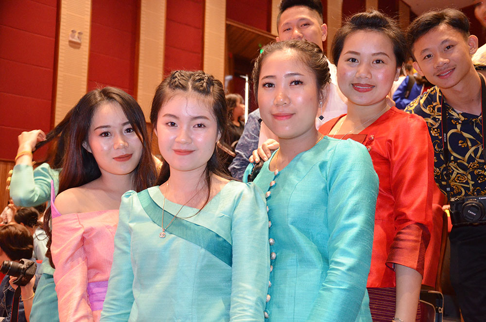 Lưu học sinh Lào rạng rỡ với bộ trang phục truyền thống