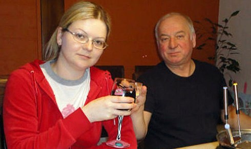 Cựu điệp viên Sergei Skripal và con gái trước khi bị đầu độc. Ảnh: TASS